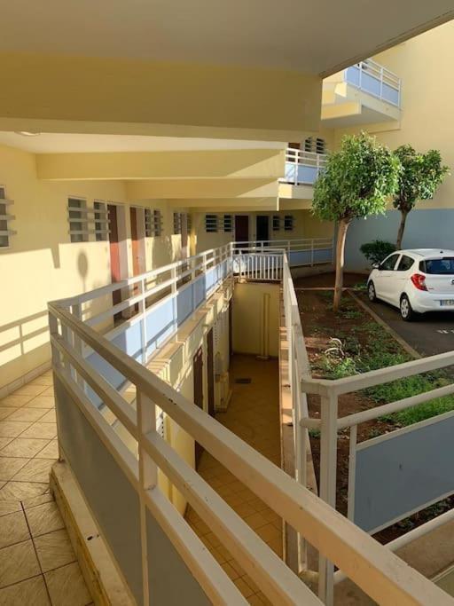 Petit Prix Et Grand Confort A Saint Gilles Les Bains Екстер'єр фото